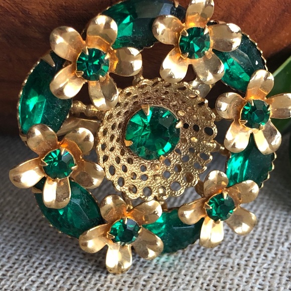 Vintage Emerald Green Rhinestone & Goldtone Brooch - Picture 3 of 10